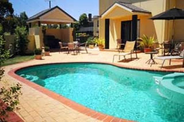 Hopkins House Motel & Apartments Γουόρναμπουλ Εξωτερικό φωτογραφία