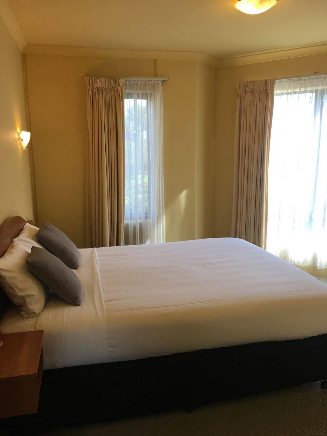 Hopkins House Motel & Apartments Γουόρναμπουλ Εξωτερικό φωτογραφία