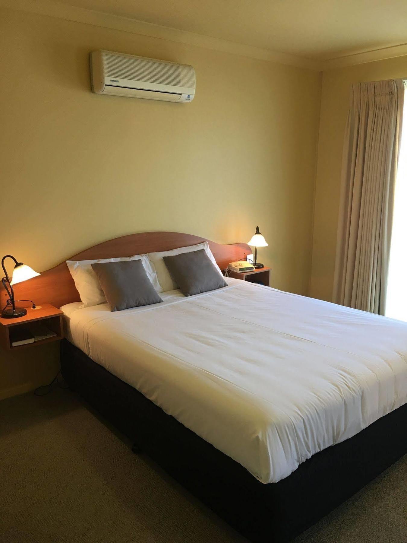 Hopkins House Motel & Apartments Γουόρναμπουλ Εξωτερικό φωτογραφία