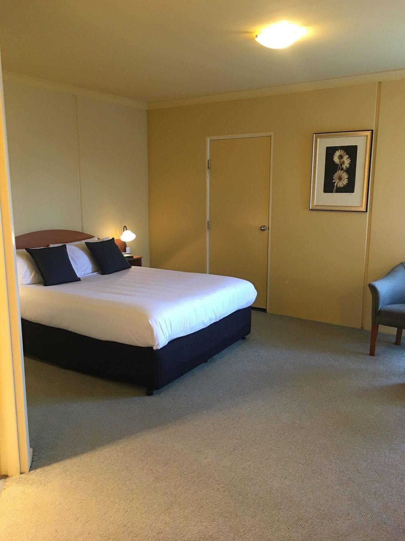 Hopkins House Motel & Apartments Γουόρναμπουλ Εξωτερικό φωτογραφία